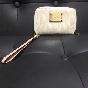 Authentic Michael Kors Vanilla Vinyl Wristlist